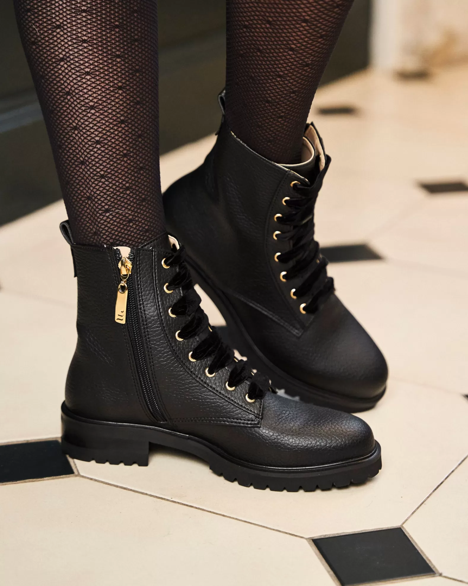 Minuit sur Terre Eclipse Noir< Low Boots