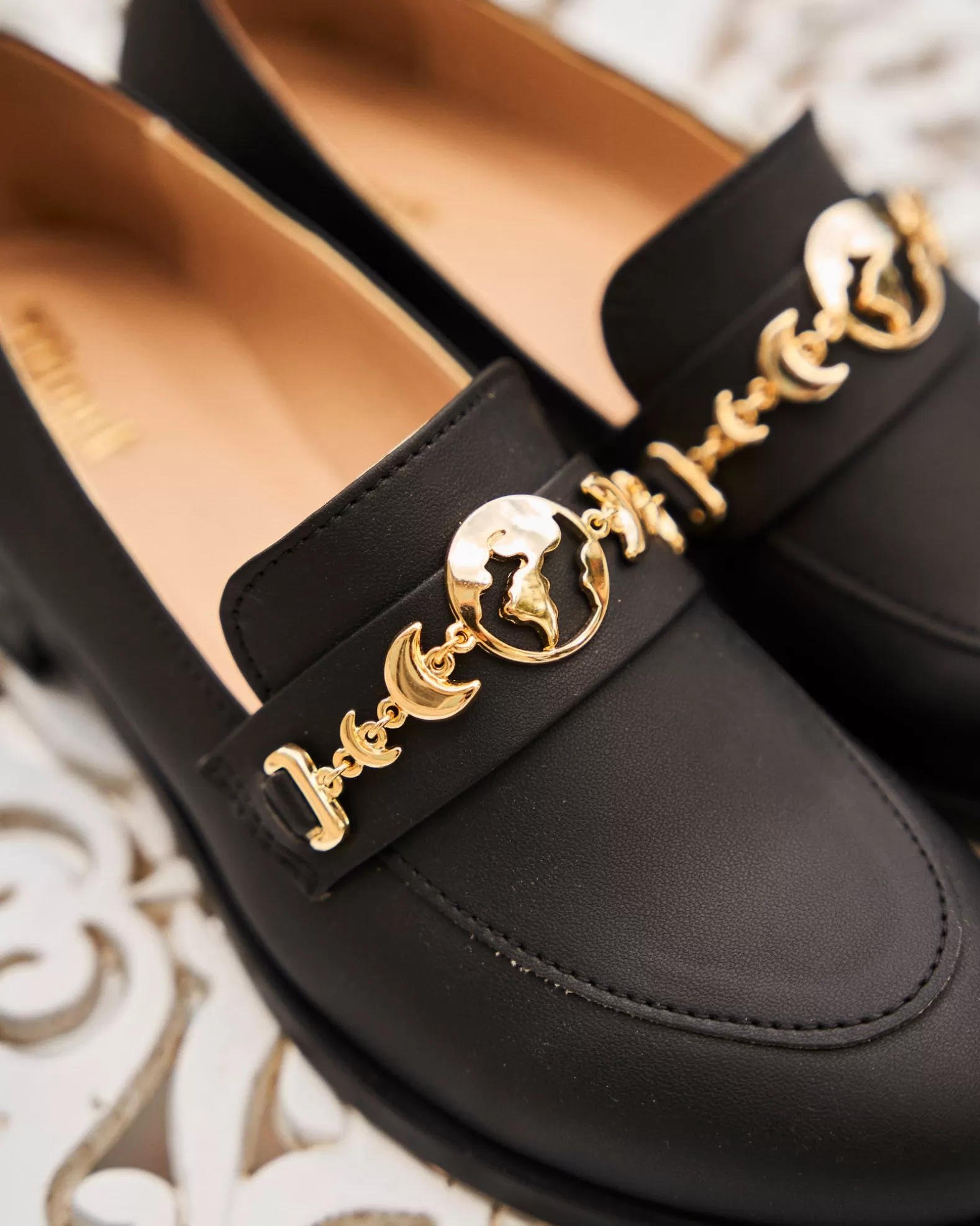 Minuit sur Terre Symbole Noir< Loafers & Derbies