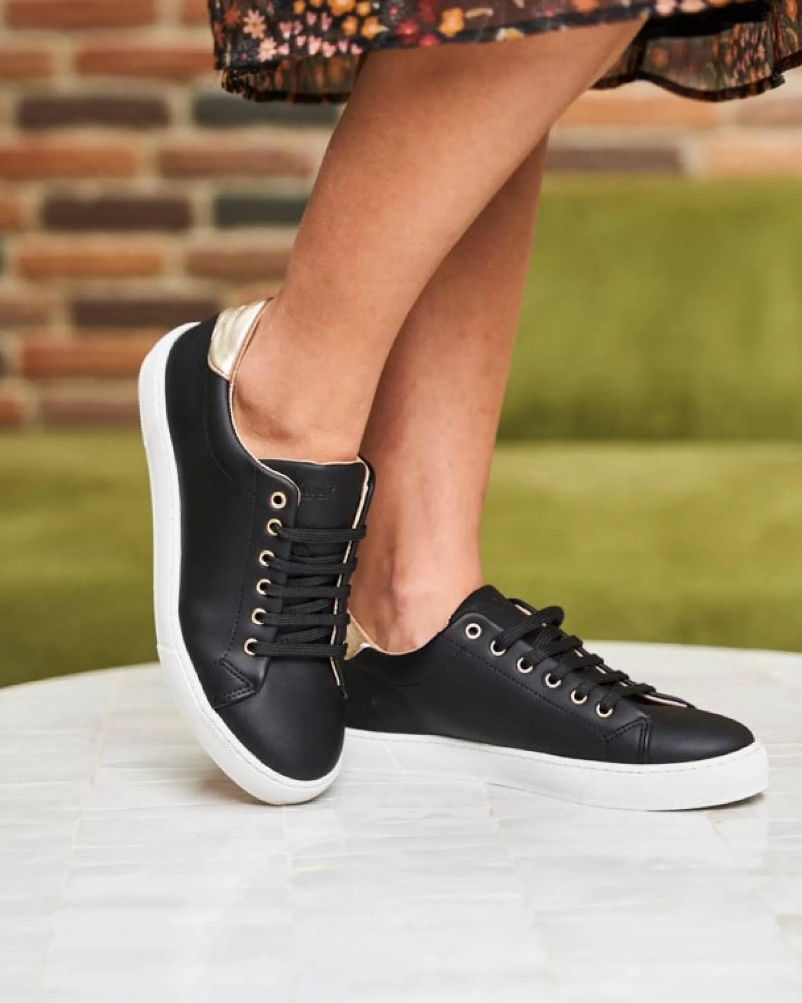 Minuit sur Terre Virevolte Noir< Sneakers