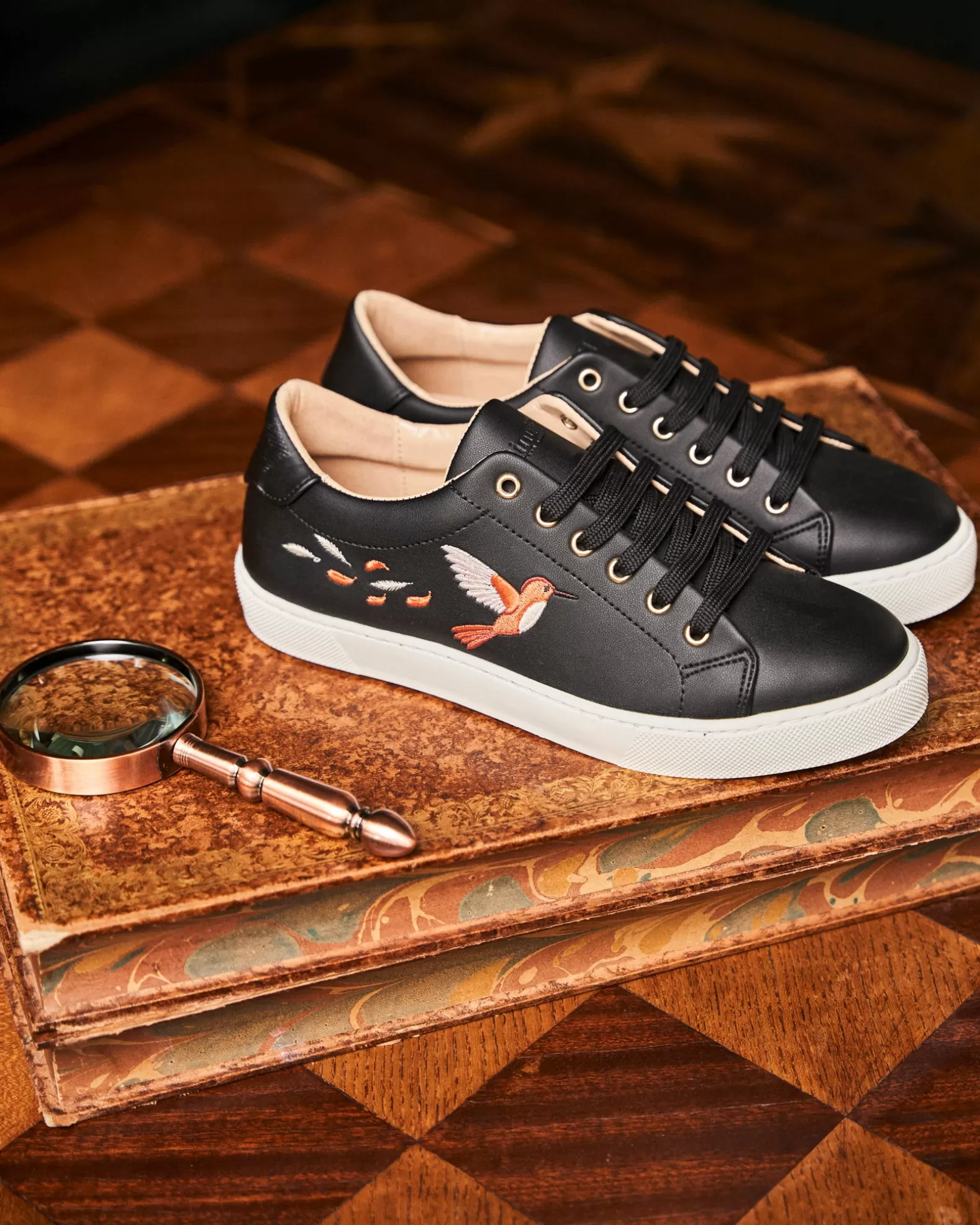 Minuit sur Terre Virevolte Noir Colibri< Sneakers